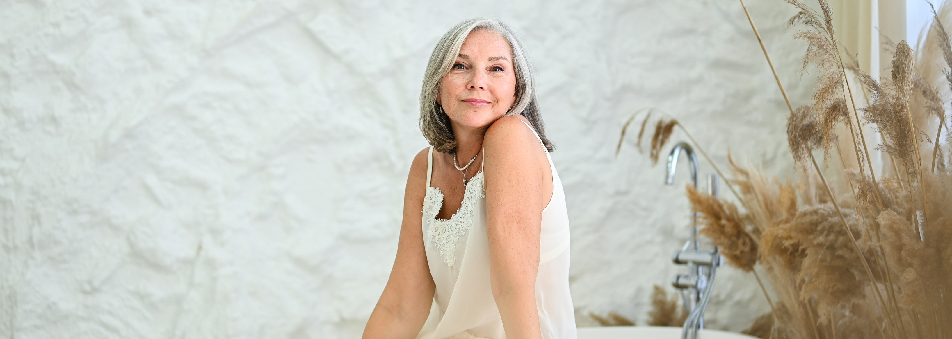 Pielęgnacja w okresie perimenopauzy i menopauzy - co warto zmienić w codziennej rutynie?