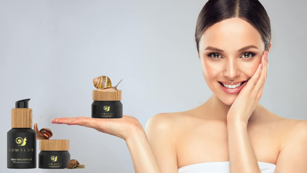 Kobieta trzyma w dłoni produkt Lulumax