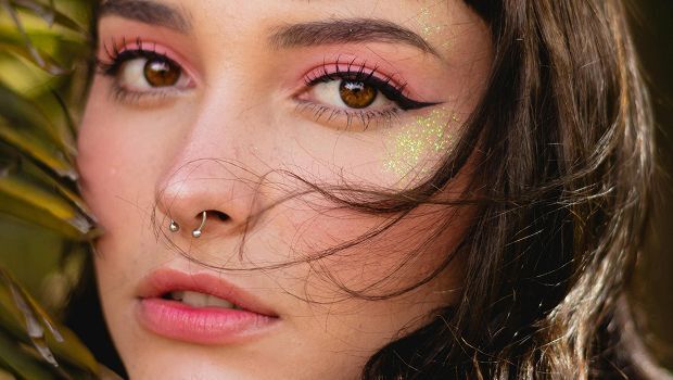 Trucco primaverile – come creare un look luminoso per le giornate più calde?
