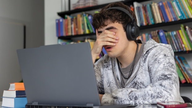 Nastolatek ciągle jest zmęczony? Co może być przyczyną i kiedy pójść  do lekarza?