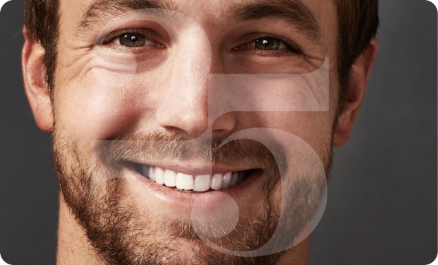portret uśmiechniętego mężczyzny z grafiką „25” w tle
