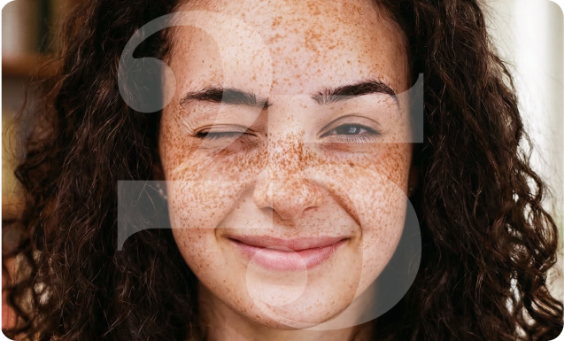 portret uśmiechniętej kobiety z piegami i grafiką „25” w tle