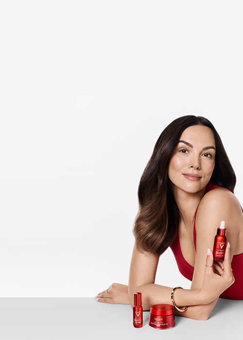 Paulina Krupińska trzymająca buteleczkę Vichy Collagen z dwoma innymi produktami z serii Vichy Collagen obok niej.